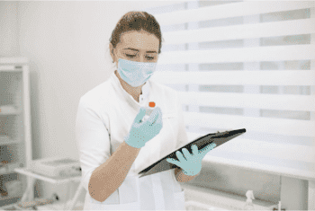 Врач готовит процедуру кодирования Аквилонгом